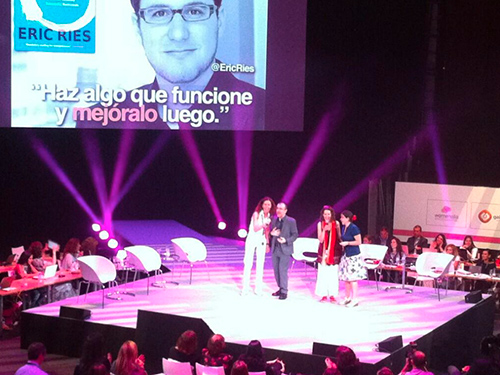 evento cantando y bailando